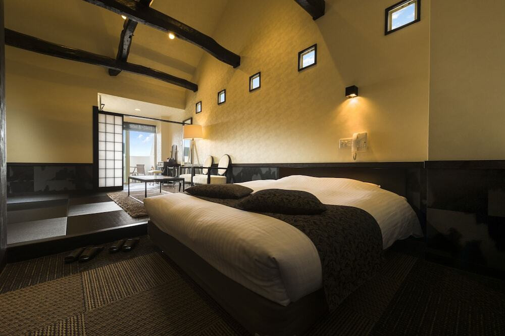 紅に染まりゆく夕景をただ眺め続けられる贅沢なひととき3846118