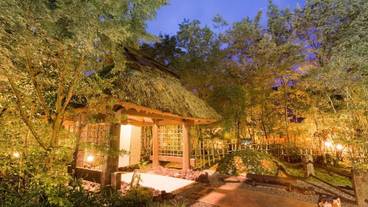 施設の正面 (日没後) / 2