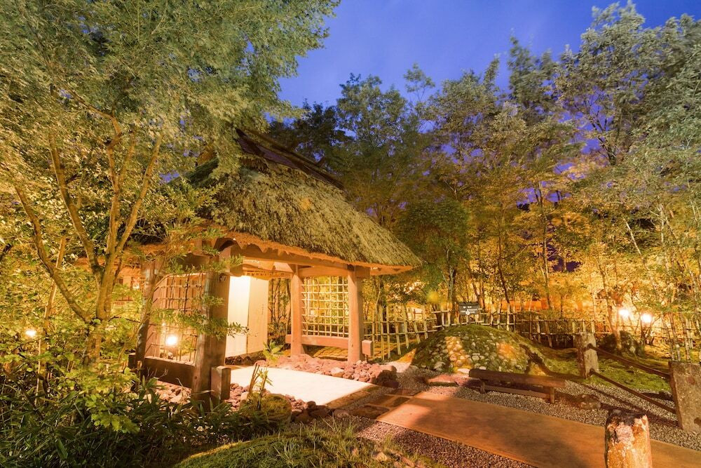 施設の正面 (日没後)