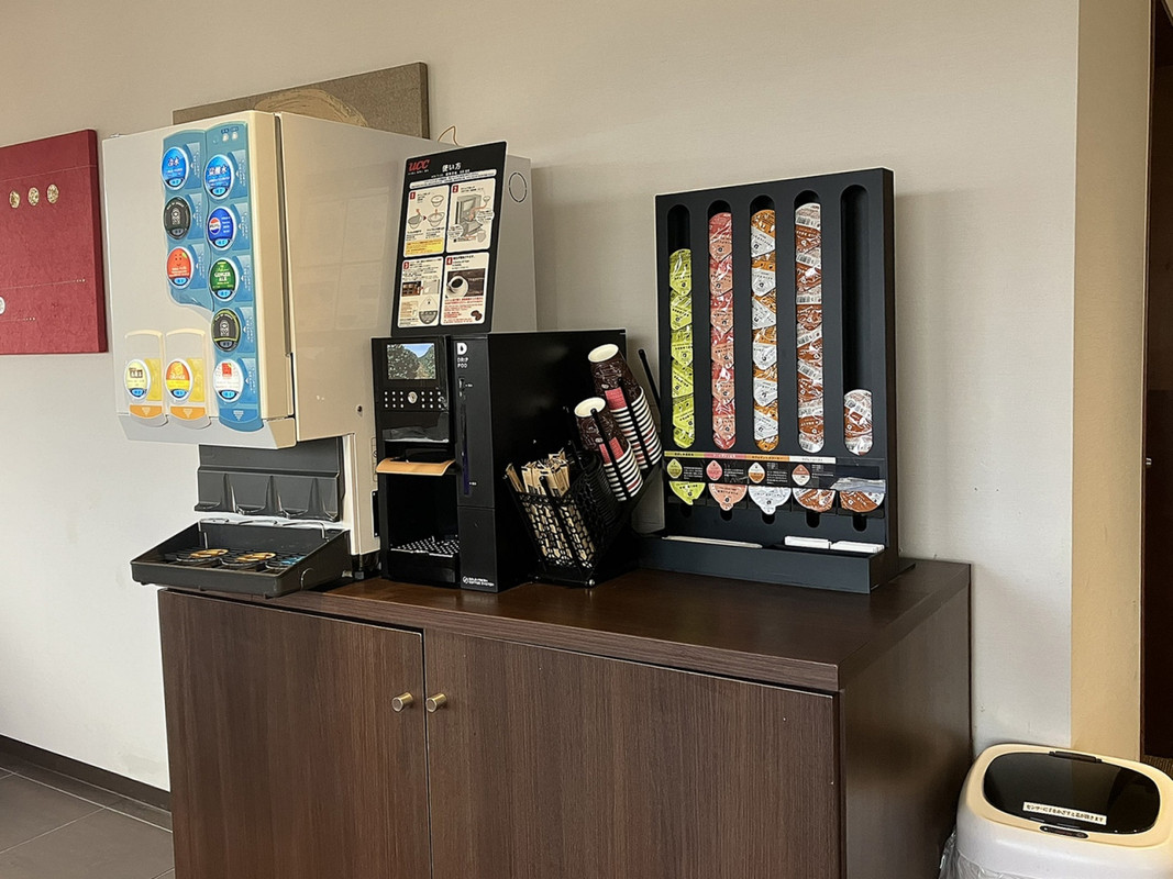 ロビー奥のラウンジでは飲み物が無料になっていました