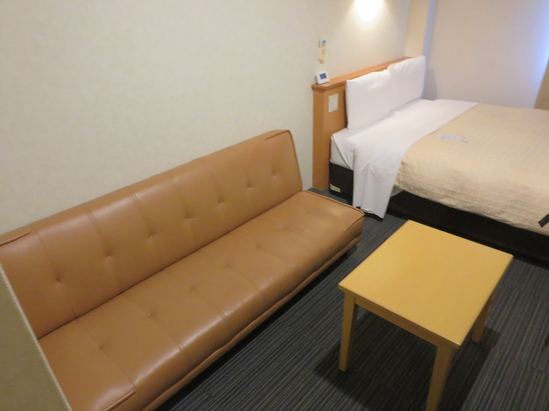 長ソファーは3人は座ることができテレビを見るのに便利です。