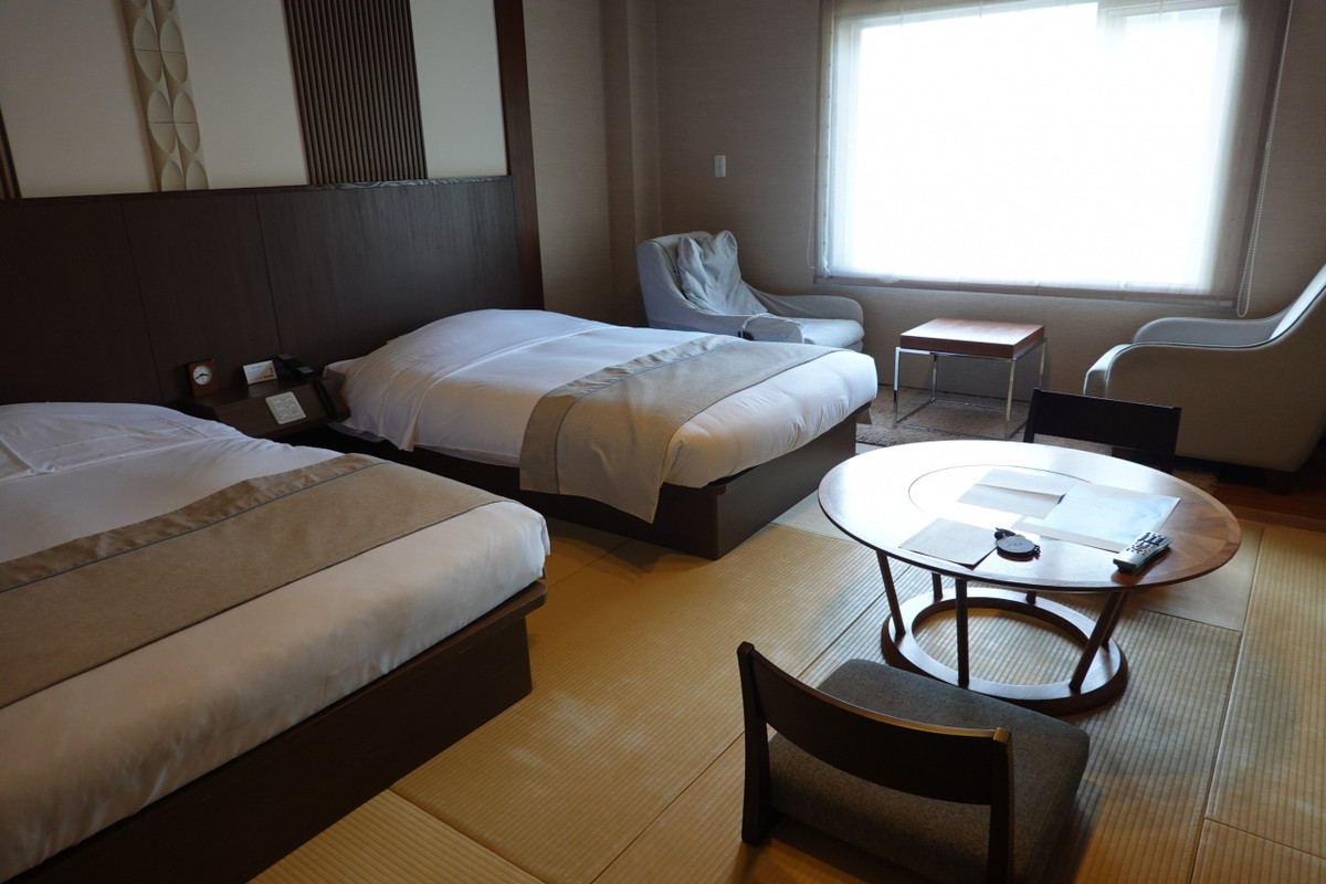 畳にベットが置いてあります。マッサージチェア付き。