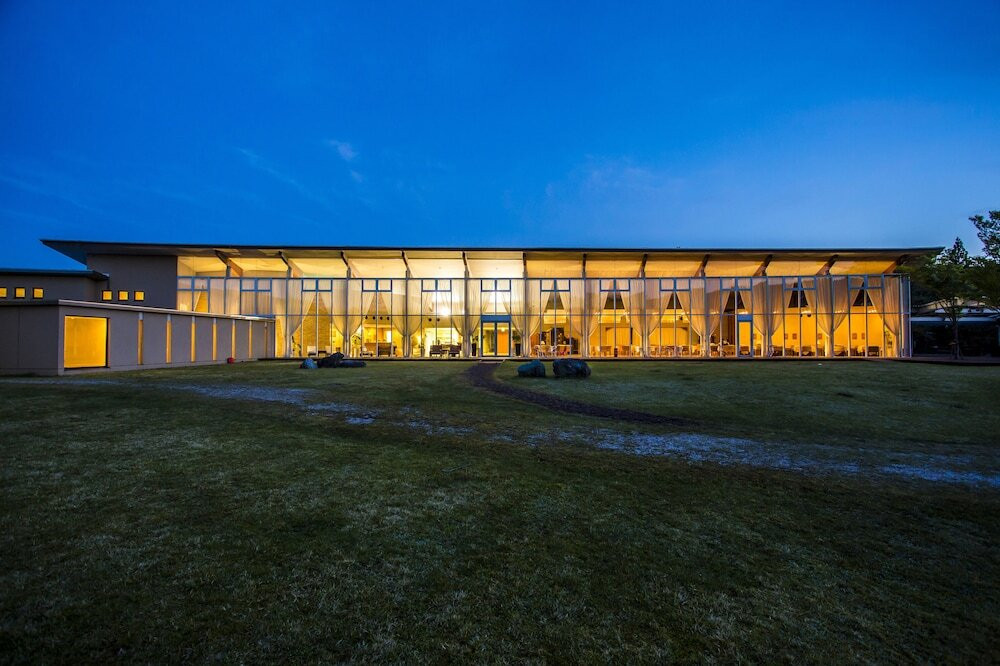 施設の正面 (日没後)