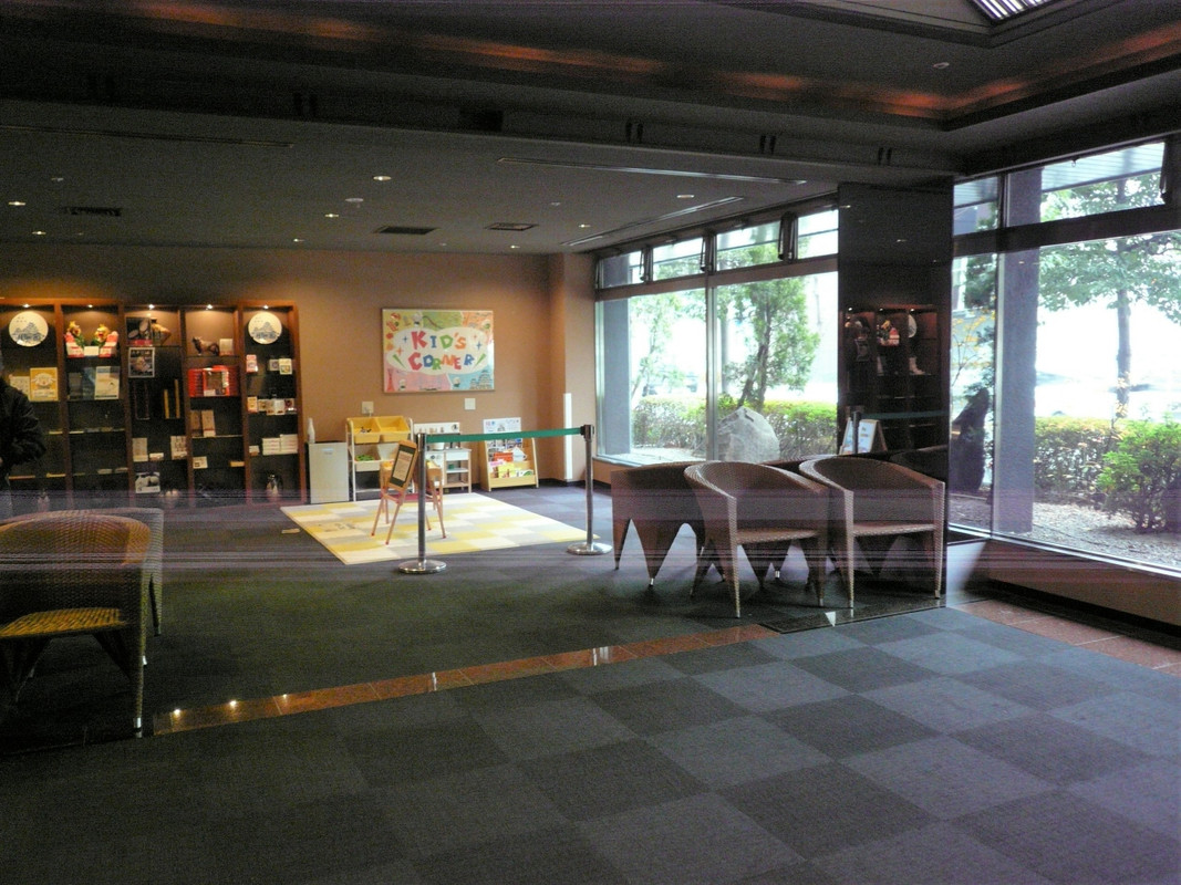 西館　殺風景なロビー