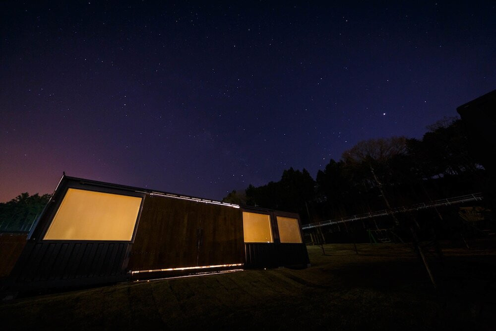 夜のキャビン外観