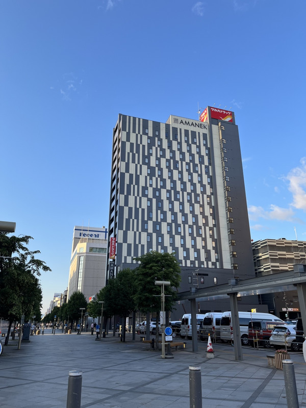 駅からすぐ、特徴ある建物。