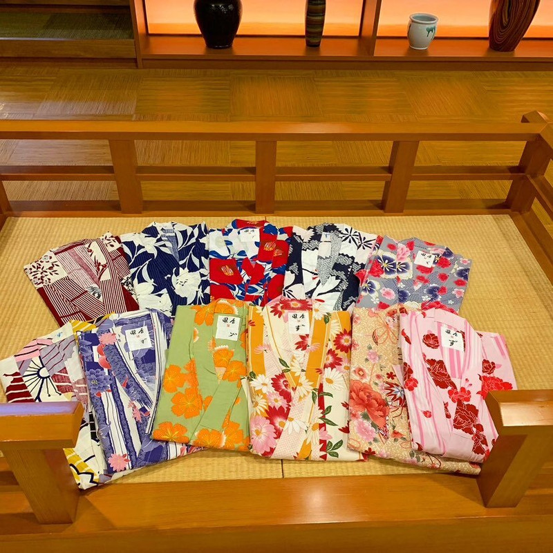 選べる色浴衣の貸出サービス。色とりどりの浴衣は華やかで気分が上がる / 2