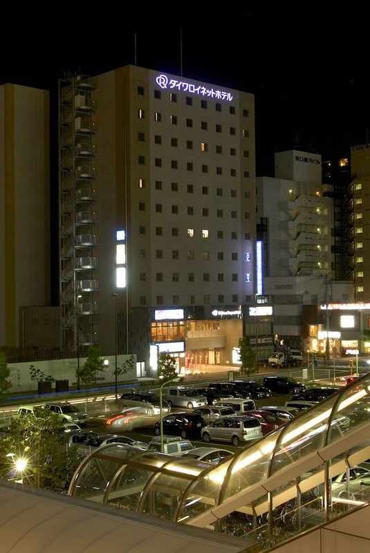 施設の正面 (日没後)