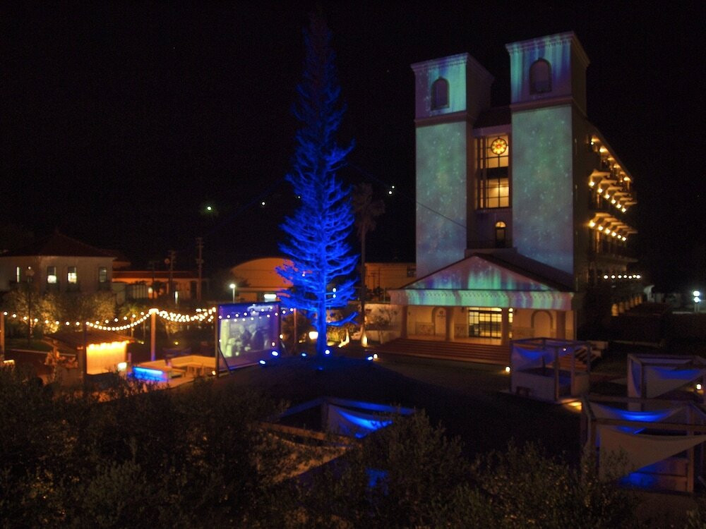 施設の正面 (日没後)