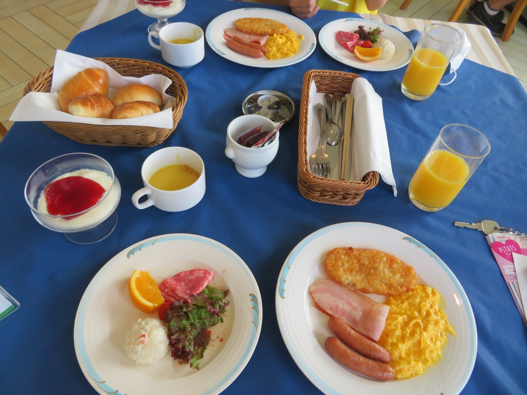 朝食。バイキングではなくプレートでした。野菜少ないけど美味。