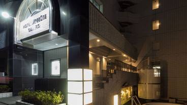 施設の正面 (日没後) / 3