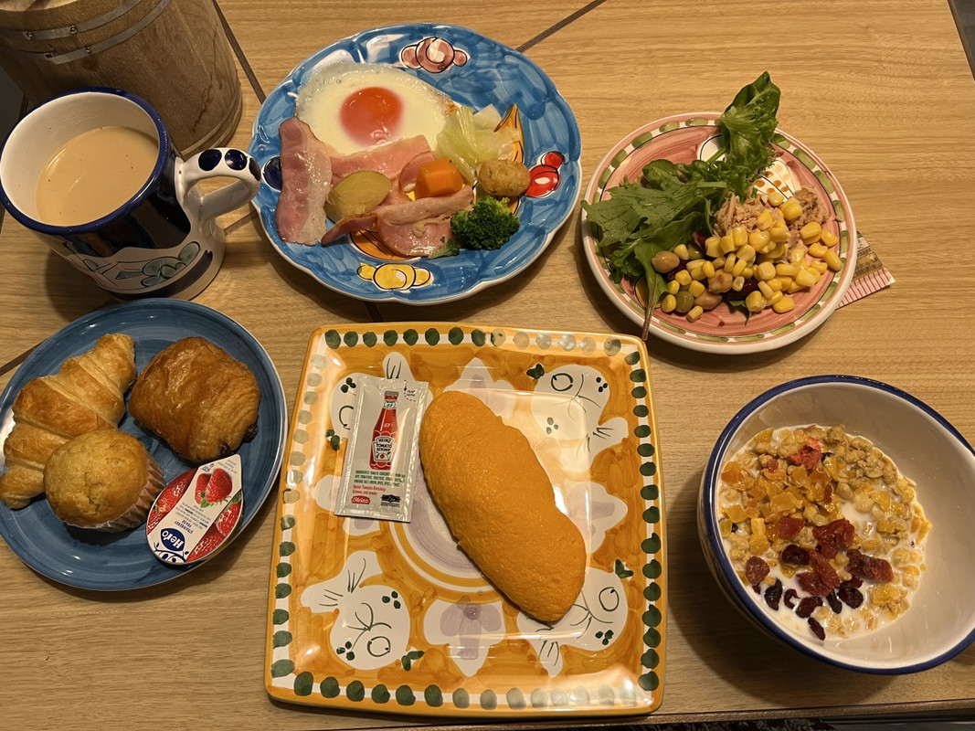 朝食。食器がカラフル。