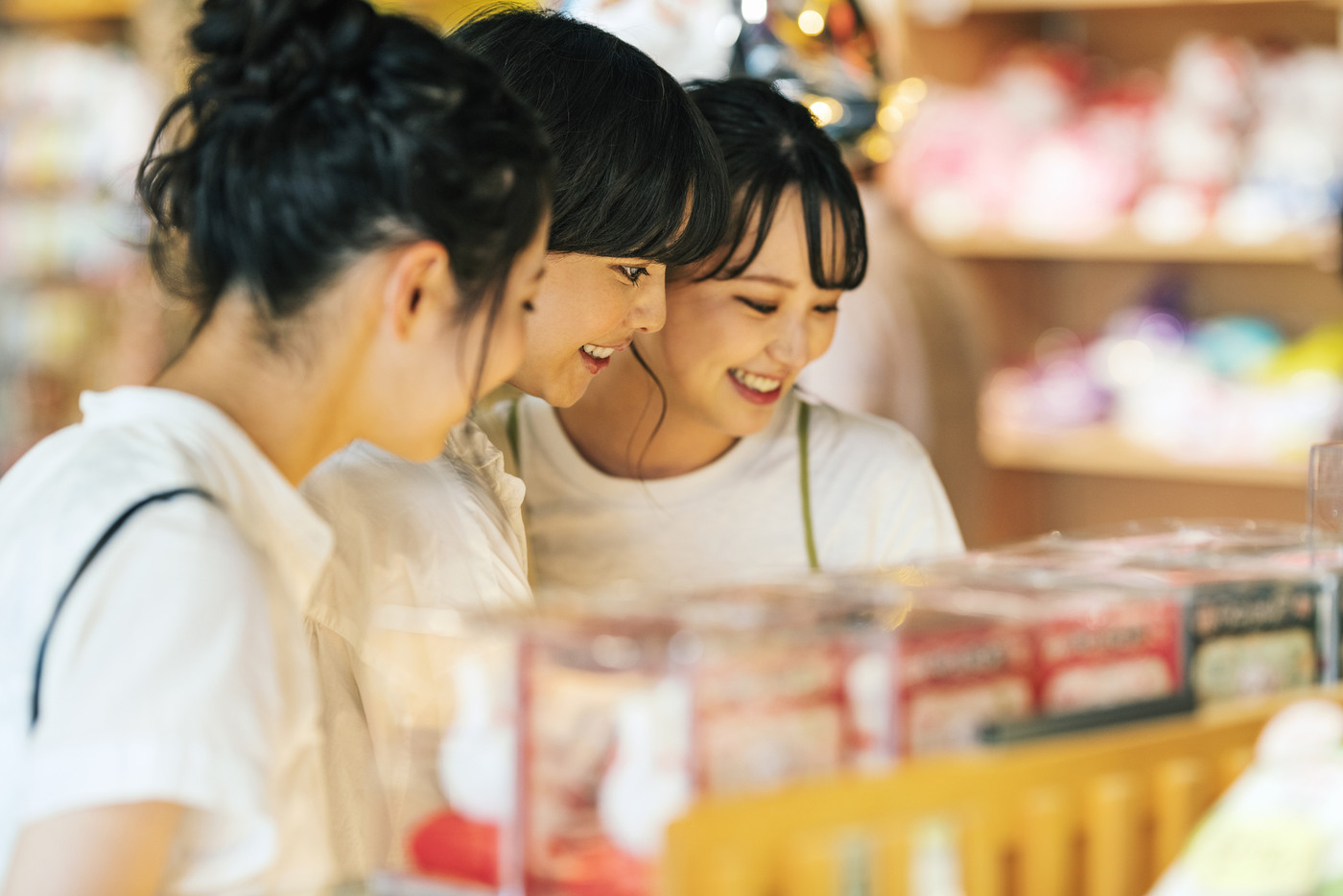 旅先でお土産を買う女性