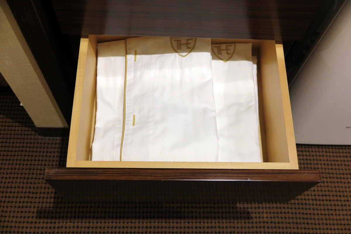 パジャマには金モールの刺繍付き