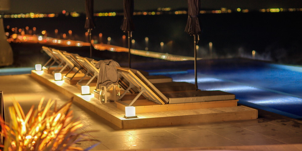 大人だから楽しめるホテルのプールを堪能しよう3448496