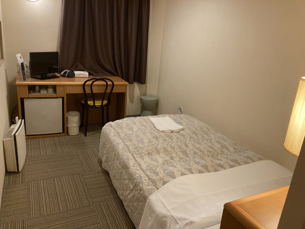 普通です。デスクが少し狭いかな。TVが小さい