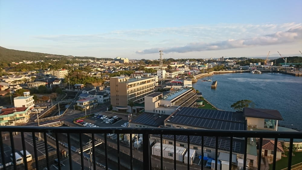 島原港が良く見えた。前にある建物はホテル・シーサイド島原。