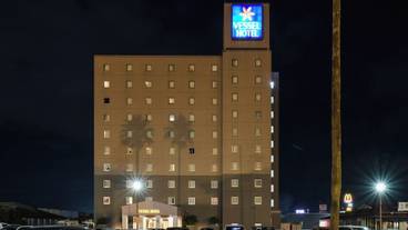 施設の正面 (日没後) / 8