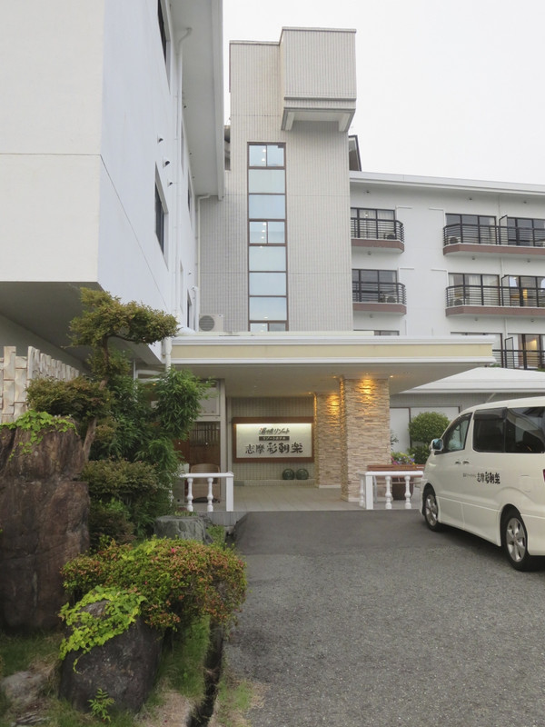 玄関/右の送迎車で賢島迄5分