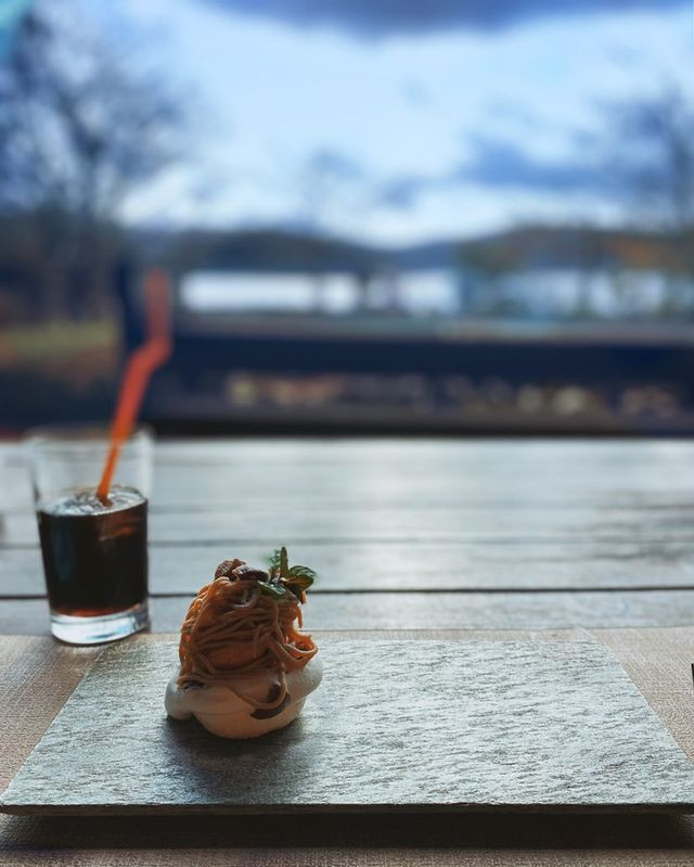 「Neo Bistro いずの蔵」からの眺望と料理一例。ランチは2種類のコースがあり、地野菜を使った前菜や、ジビエ(=鹿や猪などの野生動物の肉料理)などを楽しめる / 1