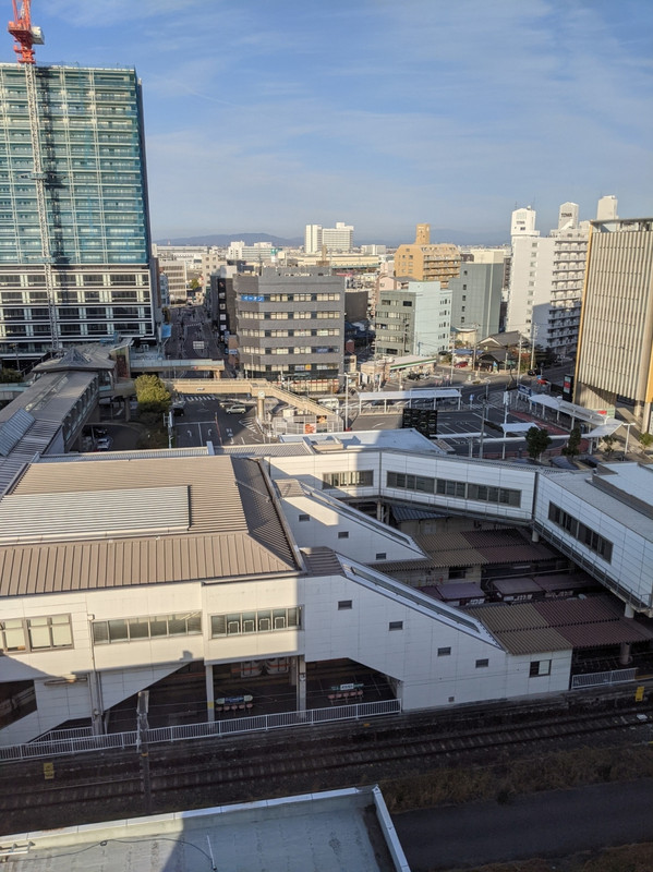 窓から電車が見えます。聞こえます。