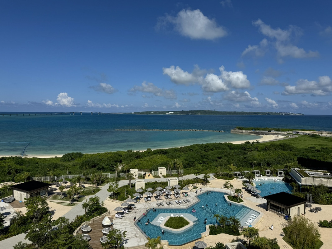 部屋からのビーチとプールの眺め