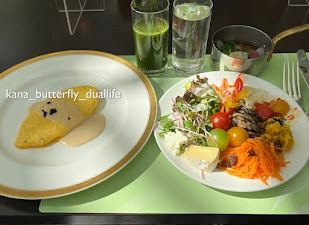 朝食は贅沢なオムレツ、みずみずしいお野菜中心