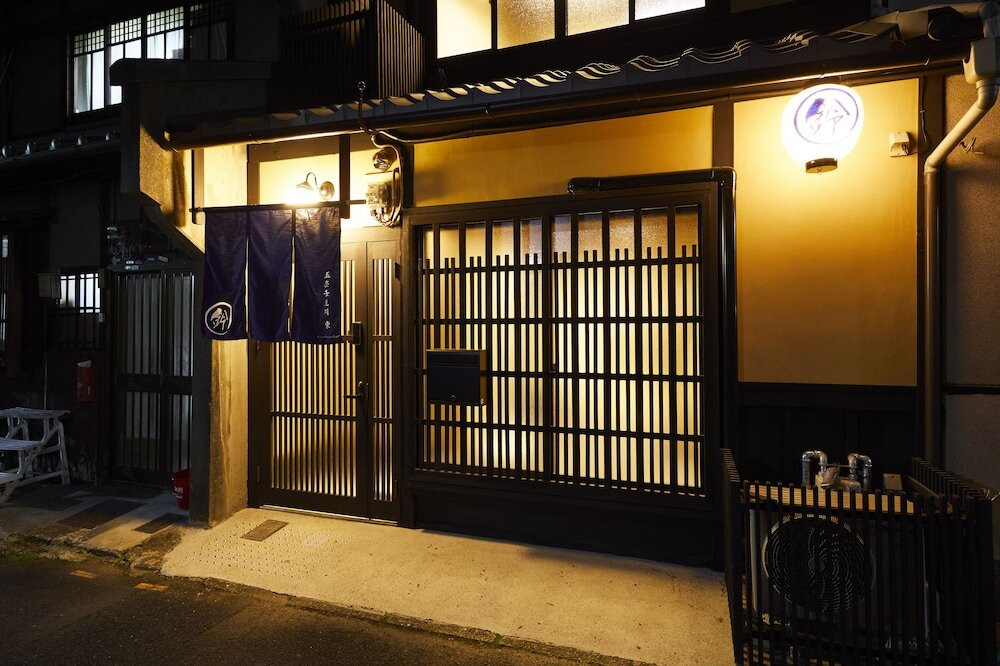 施設の正面 (日没後)