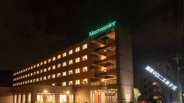 施設の正面 (日没後) / 1