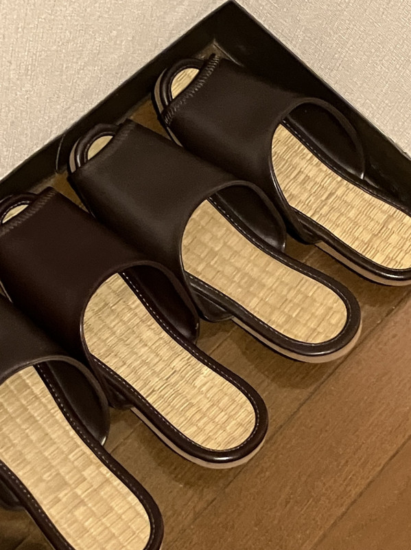 一段高くなっている室内にはスリッパが…手前で靴を脱ぐ