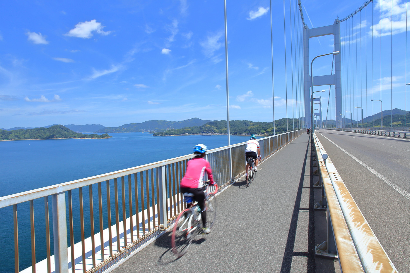 しまなみ海道を走る自転車　愛媛県