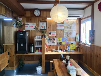 「いなもく」 内観 101009279 温かみのある店内。
