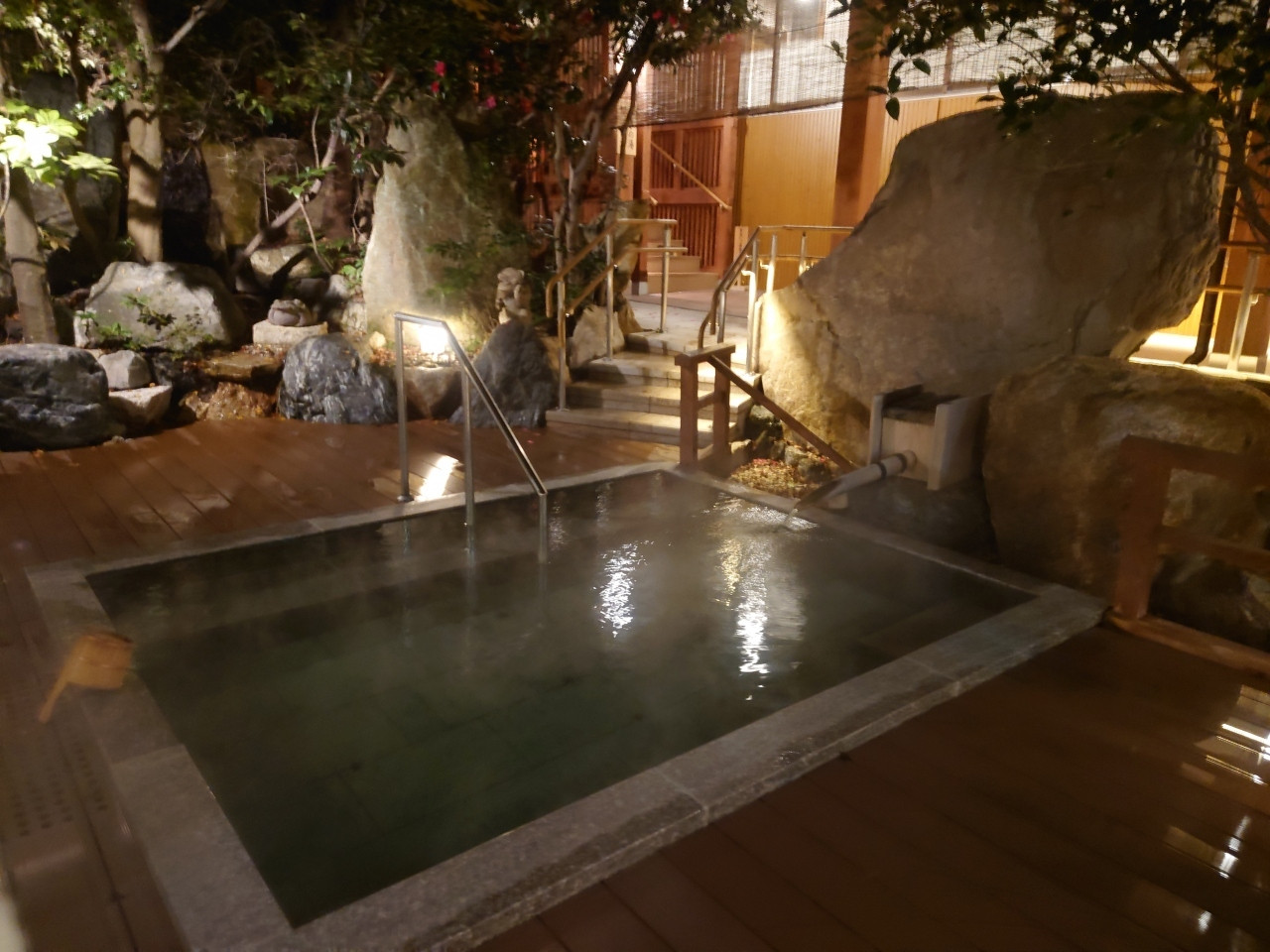 回遊しながら露天風呂を満喫しよう3918106