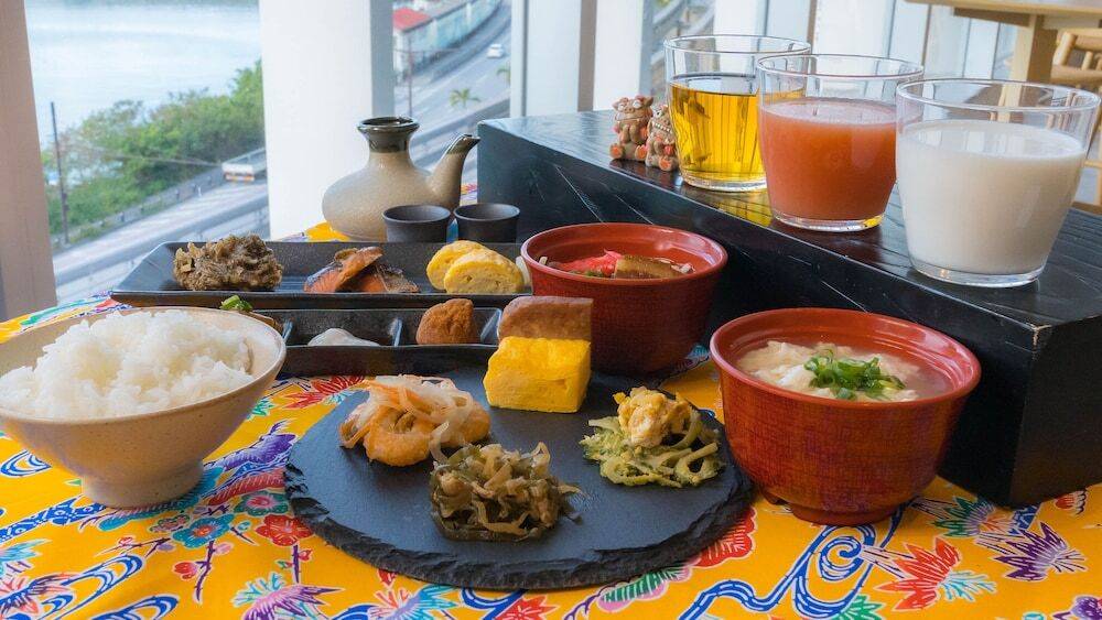 沖縄料理メインの和洋ビュッフェ / 1
