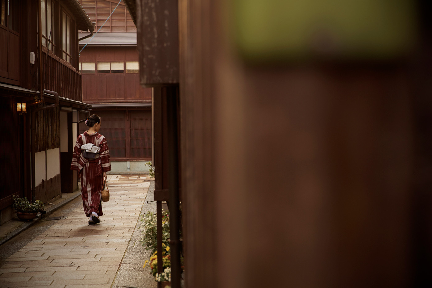 着物で観光する女性