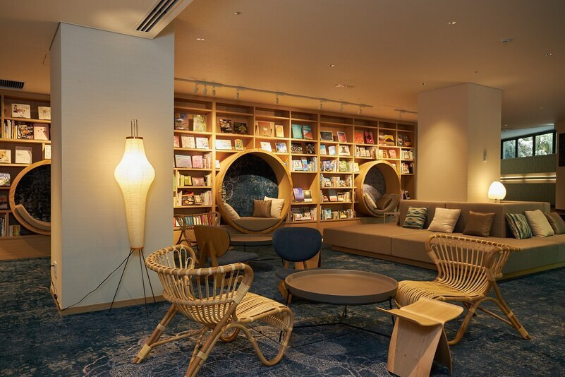 読書タイムで心に潤いを「ライブラリーラウンジ」3515085