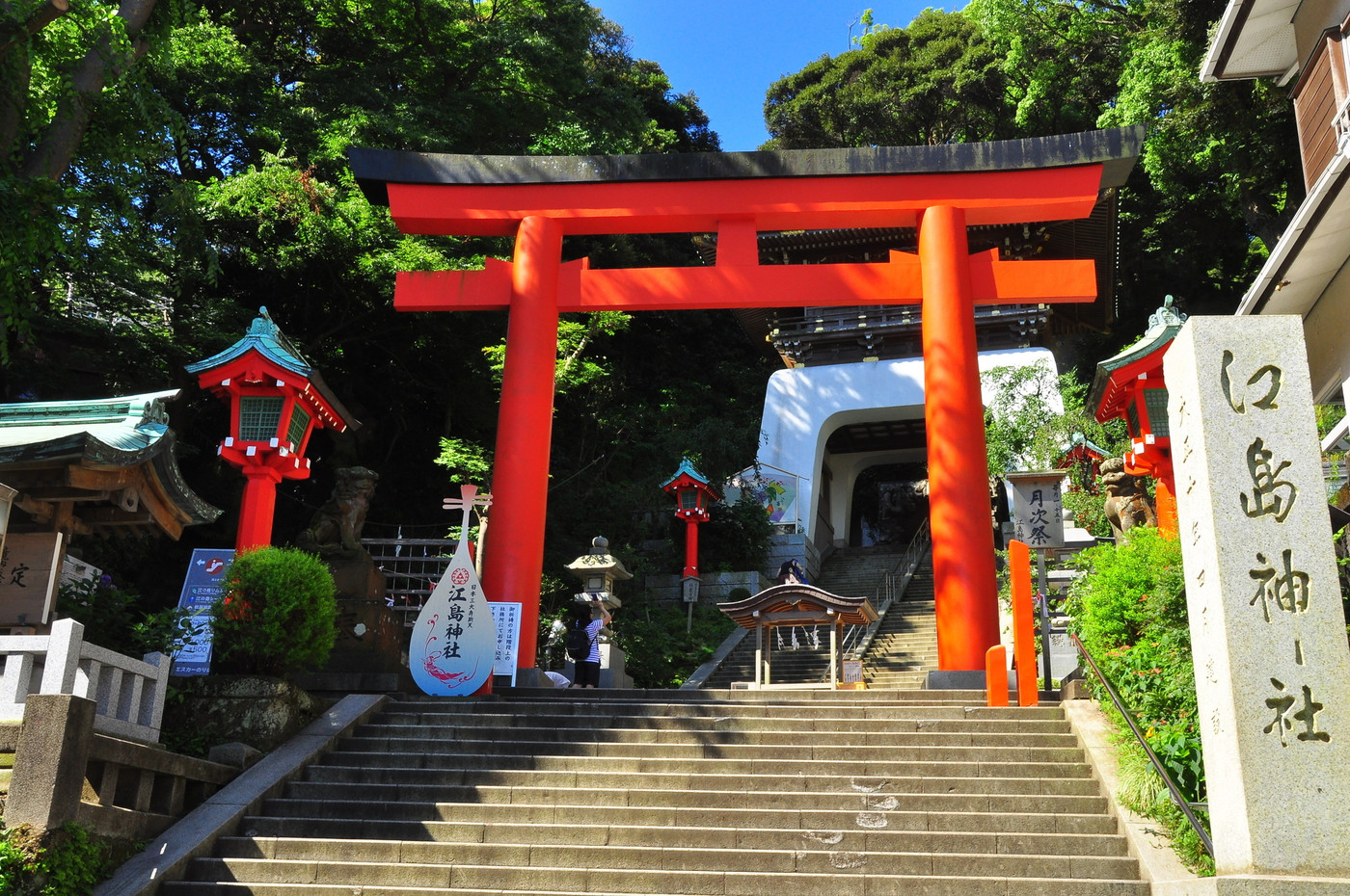 江の島　江島神社登り口朱色の鳥居