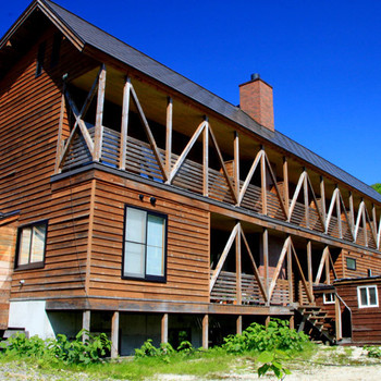 美しい山々に囲まれた温泉郷へ3649357