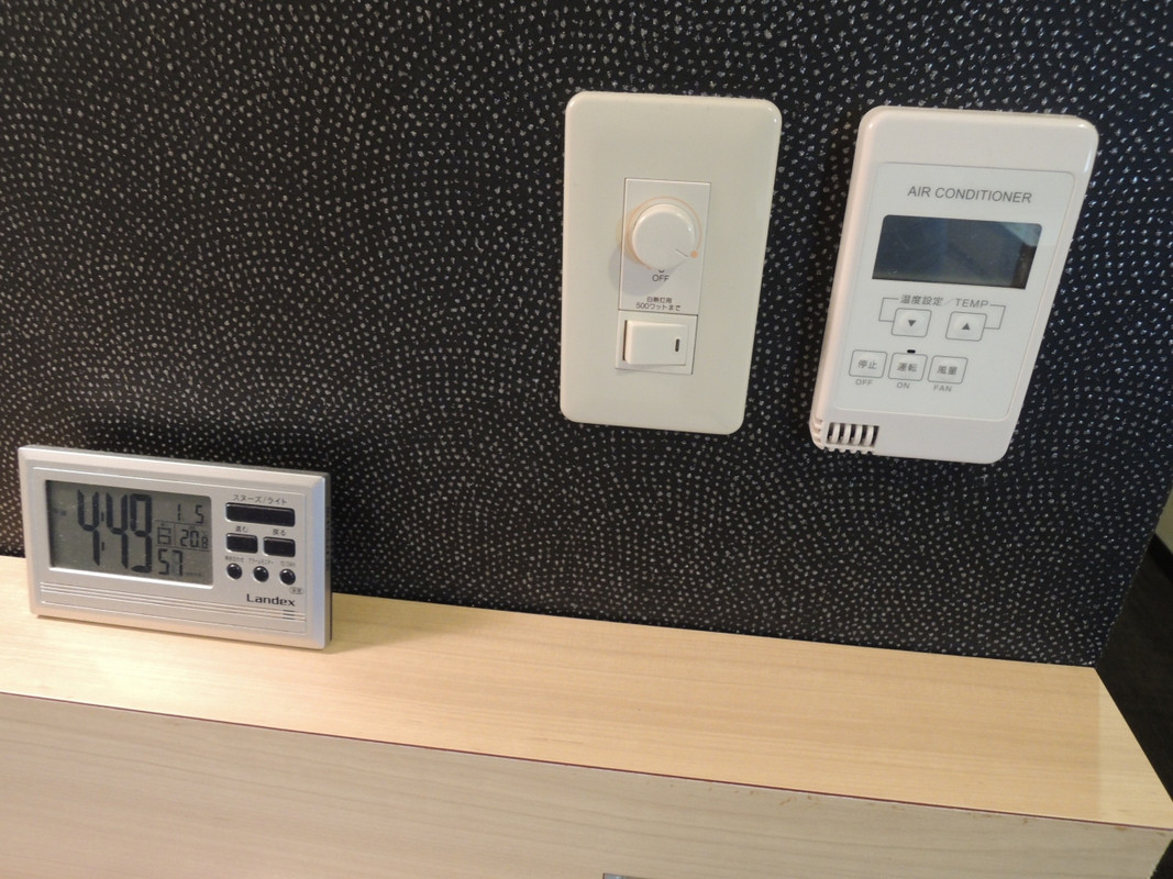 ベッドの頭側　エアコンスイッチあり