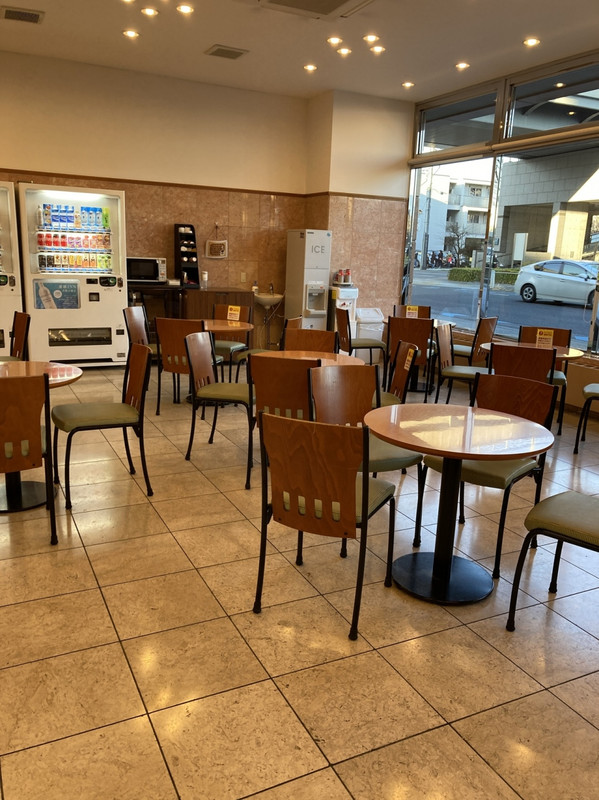 エントランス横に朝食室を兼ねるスペースがあります