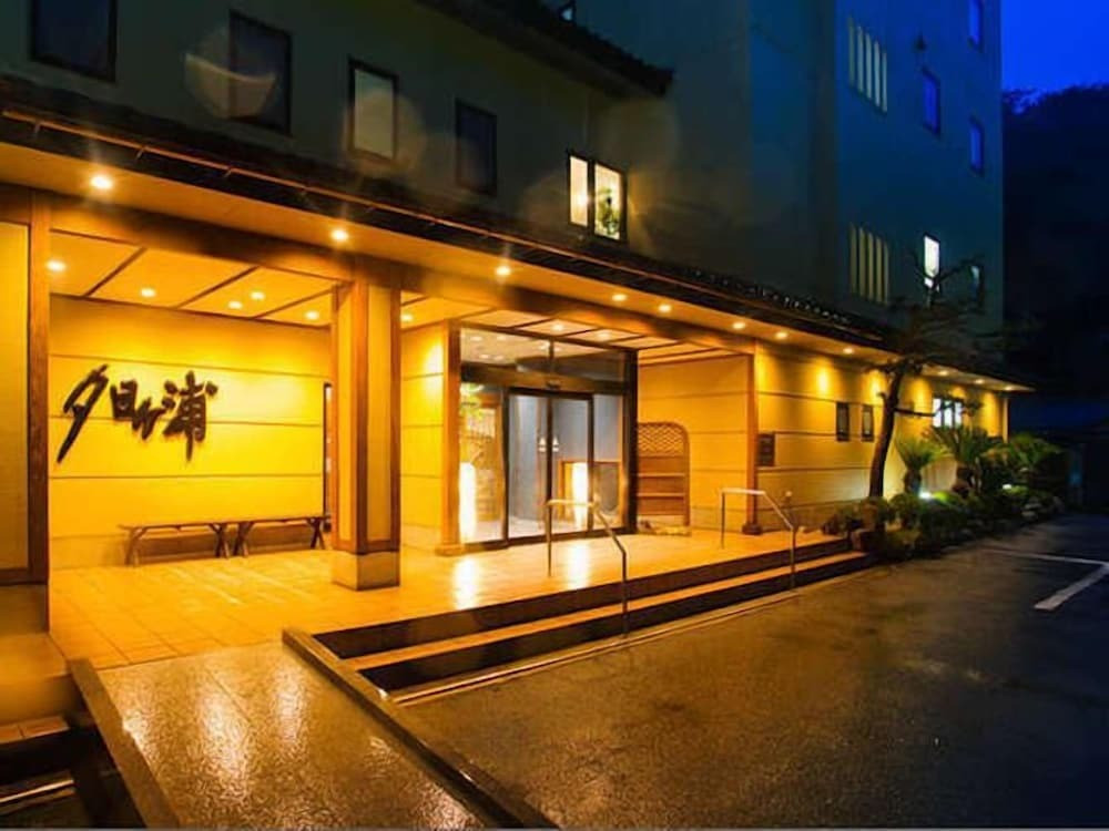 施設の正面 (日没後)