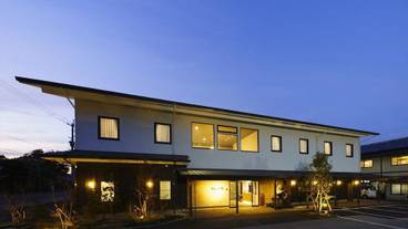 施設の正面 (日没後) / 4