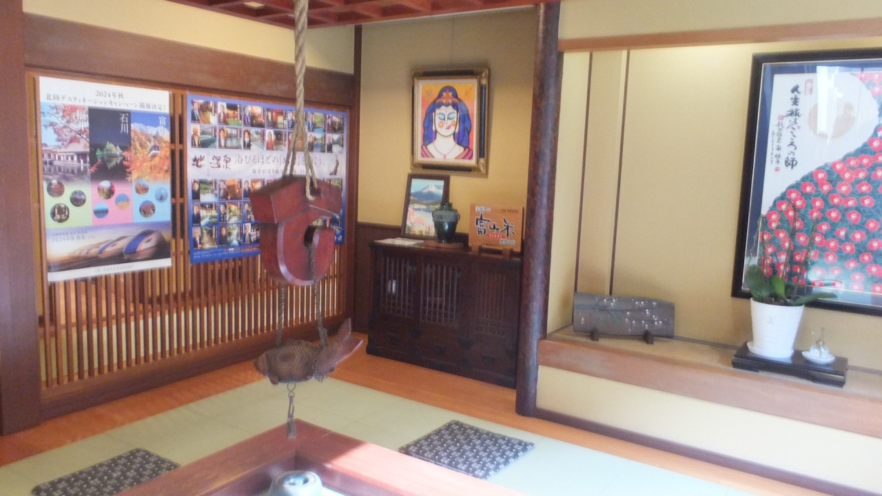 フロントに囲炉裏が、ここでしかスマホが通じない。