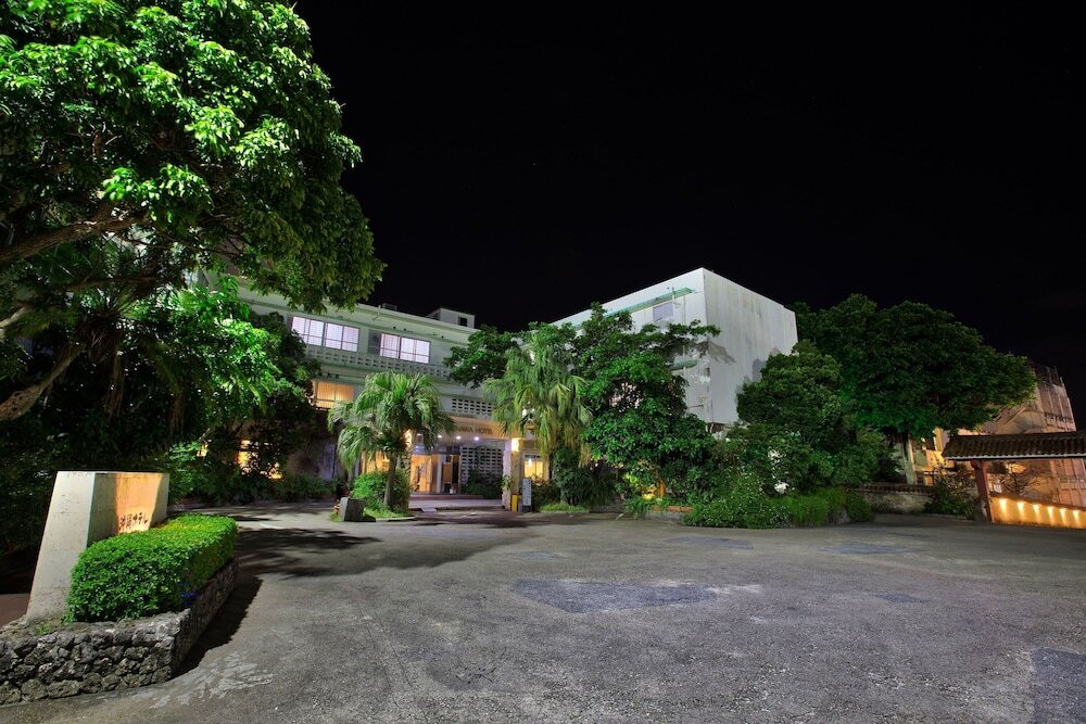 施設の正面 (日没後)