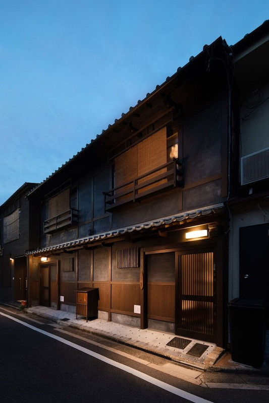 施設の正面 (日没後)