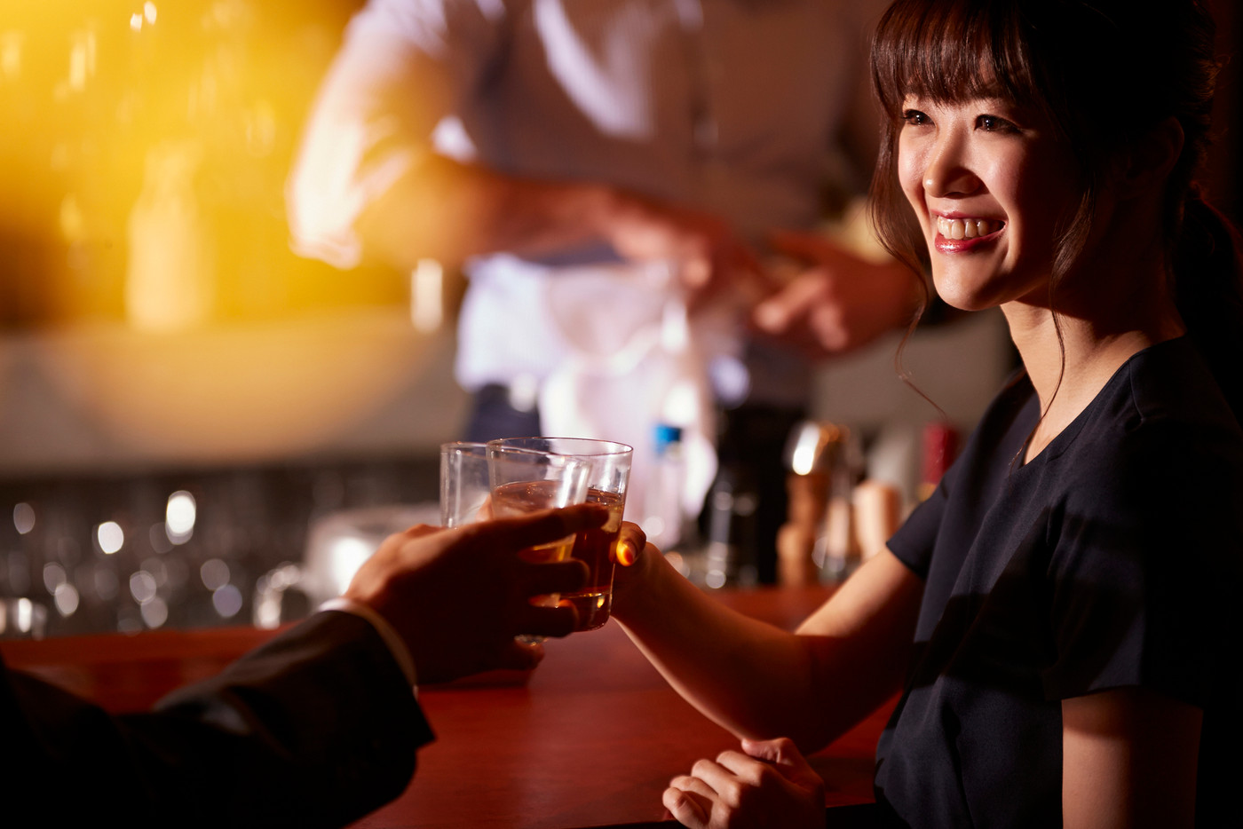 バーで飲む男女