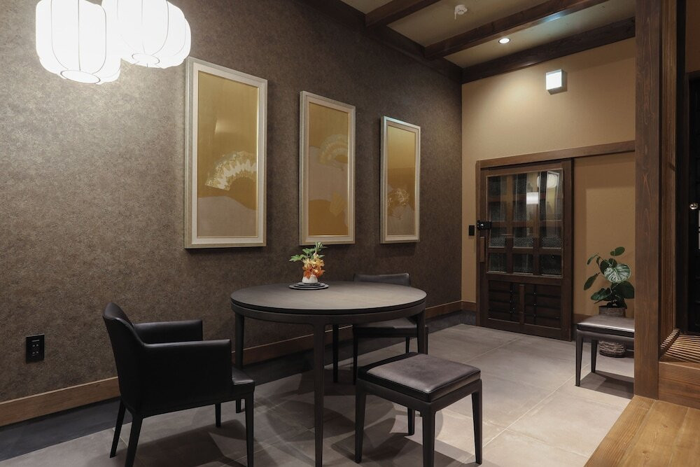 客室内のダイニングエリア