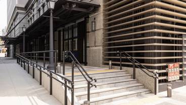 施設の入り口 / 12