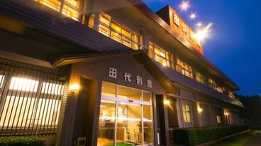 施設の正面 (日没後) / 1