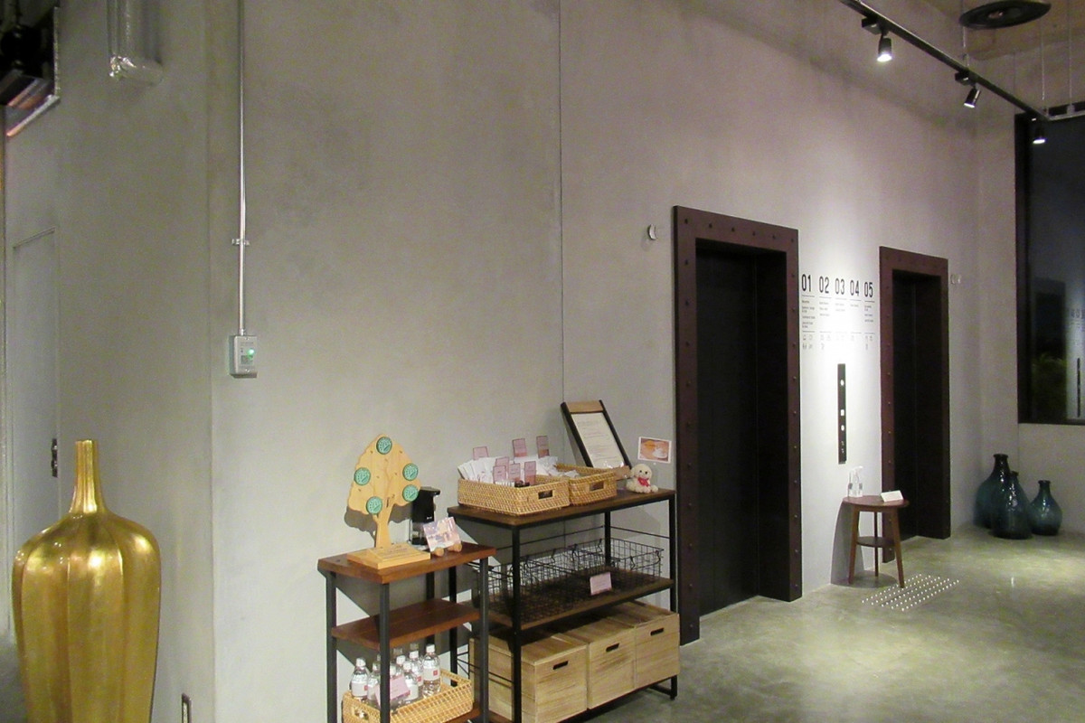 ロビーのエレベーターホールには…